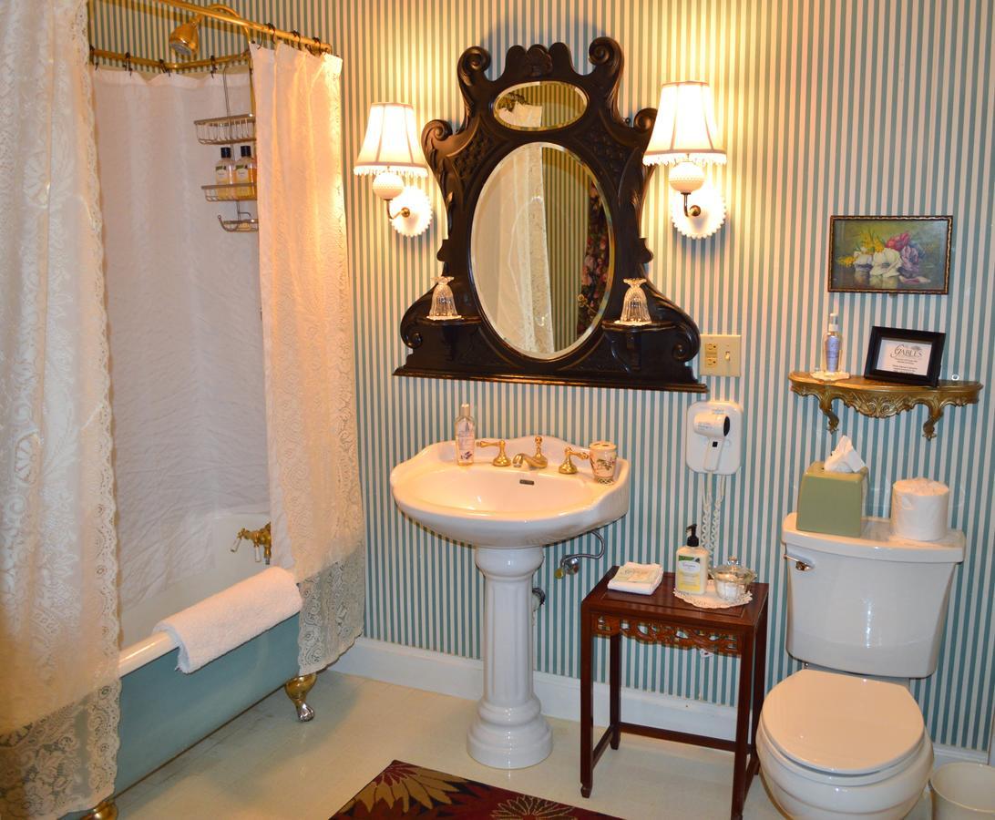 The Gables Wine Country Inn Santa Rosa Room photo