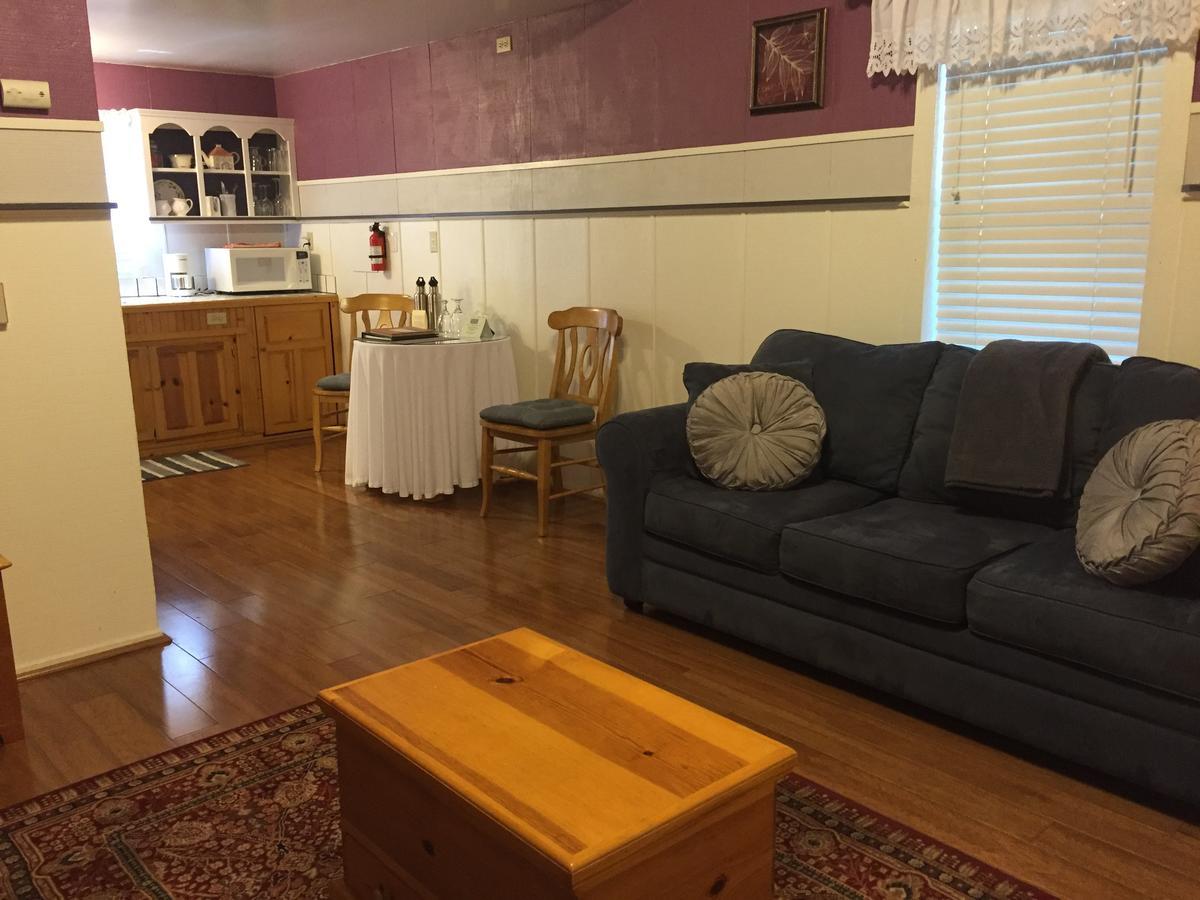 The Gables Wine Country Inn Santa Rosa Room photo