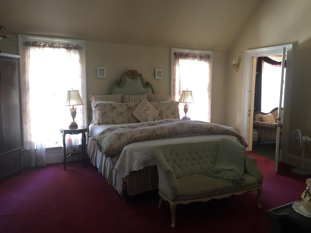 The Gables Wine Country Inn Santa Rosa Room photo